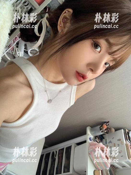 初夏女神 - 定制专属写真：点点以异国校服展现青春活力的视觉盛宴.txt