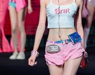 微密圈 – 古阿扎女孩精选套图：探索她内心世界的独特视角与情感表达.txt