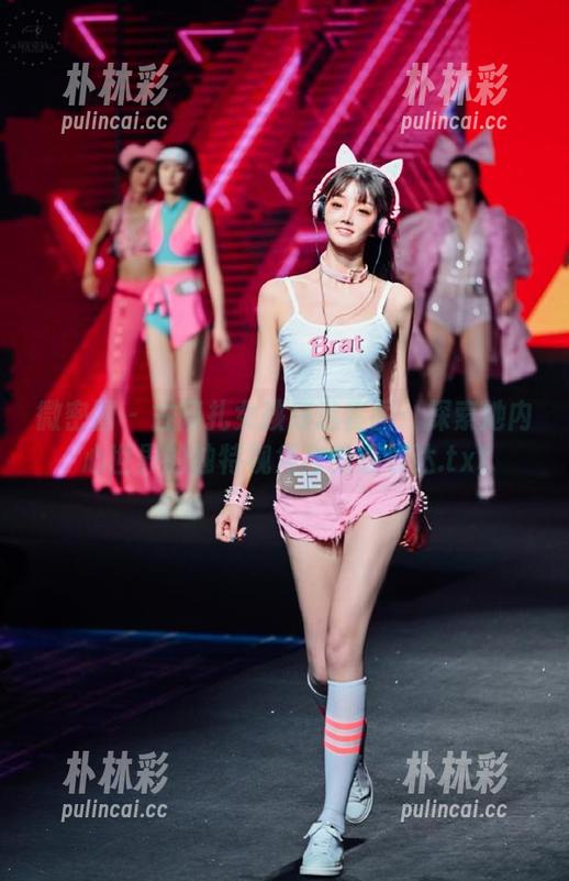 微密圈 - 古阿扎女孩精选套图：探索她内心世界的独特视角与情感表达.txt