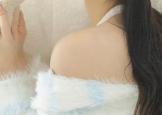 嗲囡囡 – 安静享受，观看伊蓓Eva女仆写真，体验那份无法言喻的柔美与宁静.txt
