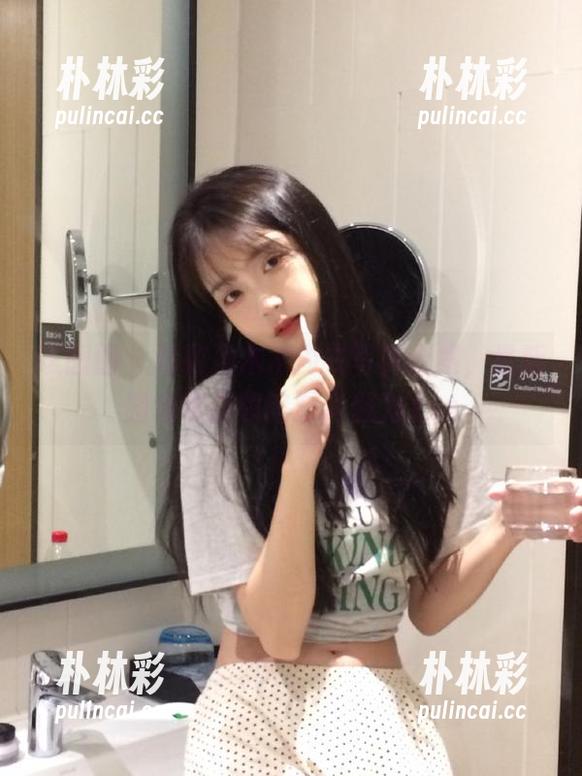嗲囡囡 - 精致冯木木内衣写真合集，最新图包带你领略时尚魅力.txt