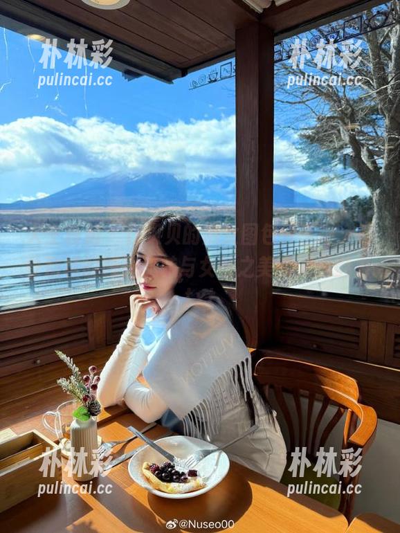 大生模拍 - 在贝贝的熟女图包分享中，感受别样的时光流转与女性之美的深邃魅力.txt