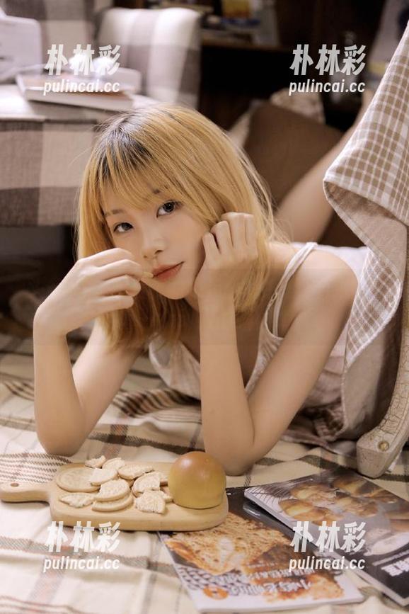 头条女神 - 尹菲的吊带作品探索：原图捕捉每一个动人的瞬间.txt