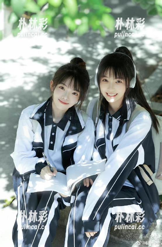 头条女神 - 莫晓希职业装写真集：精选优雅搭配，演绎职场时尚.txt