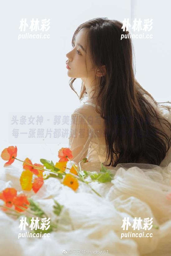 头条女神 - 郭美美黑白写真精选作品集：每一张照片都讲述着她的故事与梦想.txt