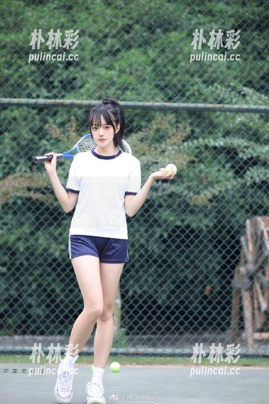头条女神 - 在钟晴的框架中，无圣光与微光交织的个人写真合集.txt