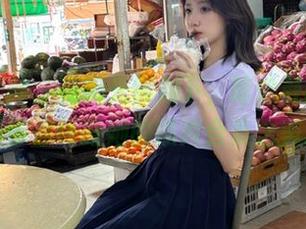 头条女神 – 在阳光照射下，陈怡曼的居家写真带你领略她的照片合集之美.txt