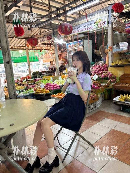 头条女神 - 在阳光照射下，陈怡曼的居家写真带你领略她的照片合集之美.txt