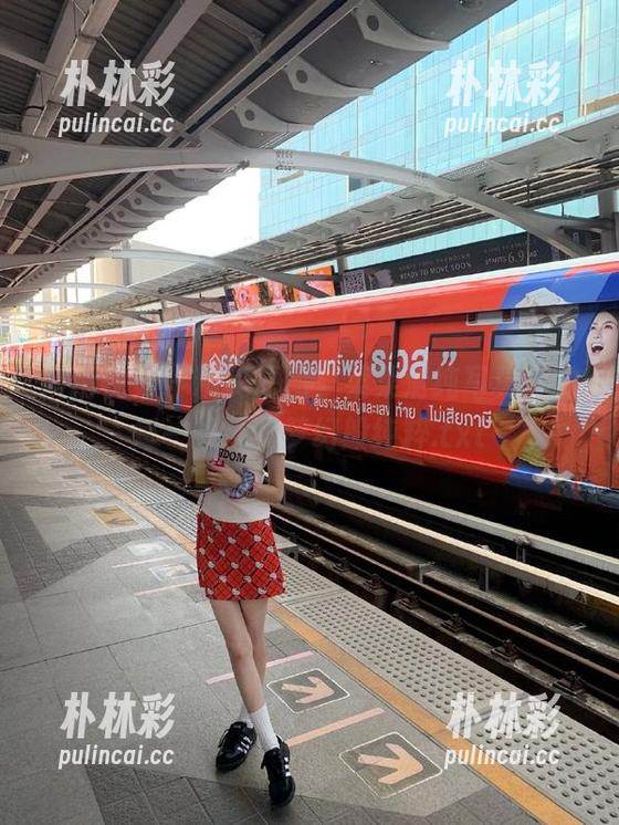 妖精视觉 - 精美原图，菜菜清纯写真中的每一帧都如梦幻般纯粹.txt