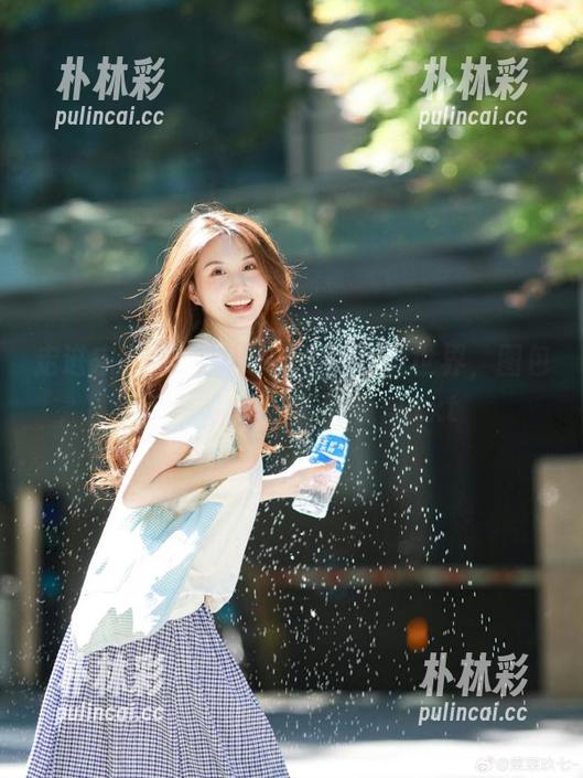 走进宋哈娜(송하나)妹妹的写真世界，图包分享揭示不一样的视角.txt