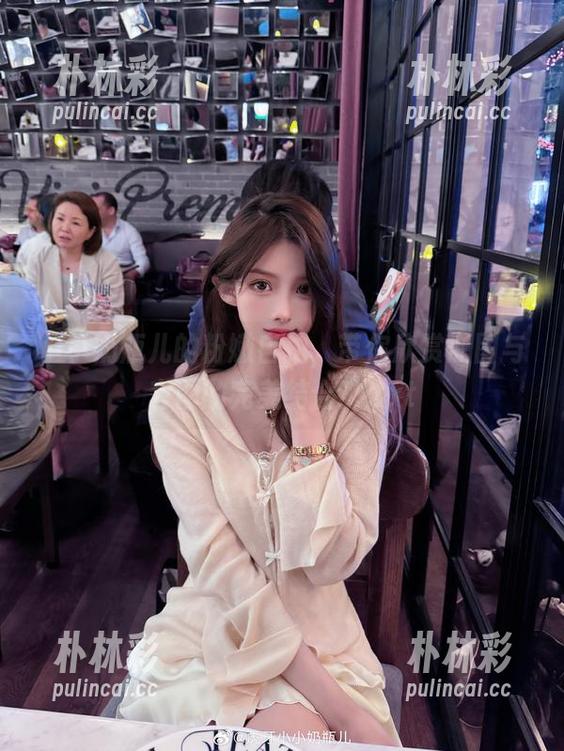 小小奶瓶儿的粉嫩自拍，带你欣赏原图与套图的完美结合！.txt