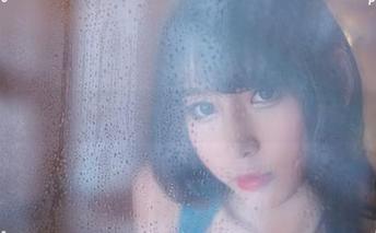 观看小酥酱穿着女仆内衣的写真，揭开迷人魅力的秘密！.txt