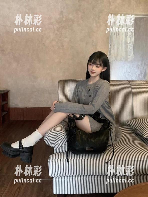 尤物馆-Seven小七 尤物馆 - Seven小七独特短裙私拍作品,令你爱上季节的轮换.txt