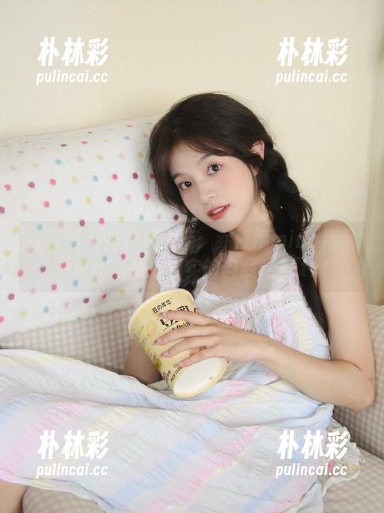 尤蜜荟 - 细腻与张扬：乔漫妮mina裸足写真作品展现真实的自我之美.txt