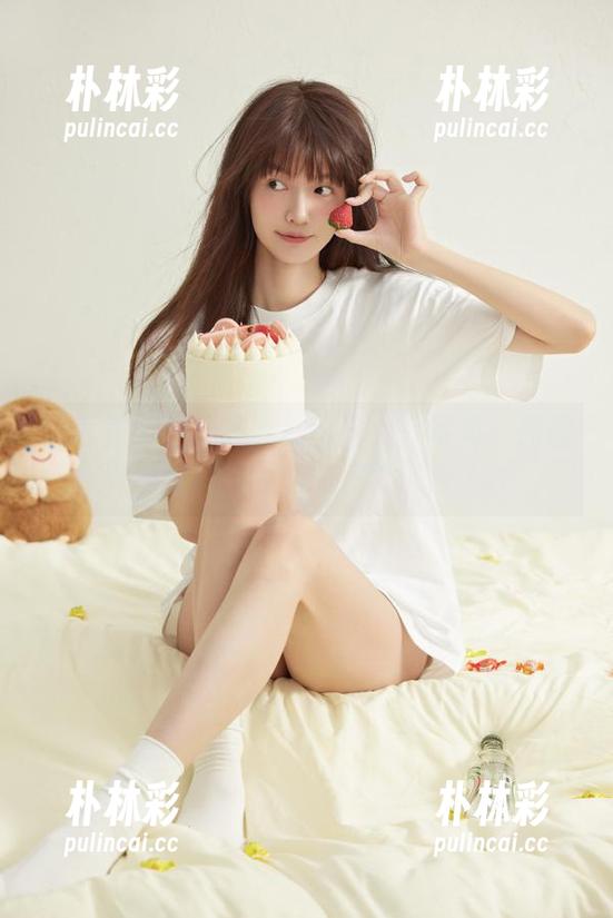 尤蜜荟 - 在线揭晓熊小诺女仆写真：原图展现清新与性感的完美融合.txt