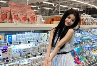 微密圈 – 就是阿朱啊短裙写真新作福利，原图展示她的优雅与迷人风情！.txt