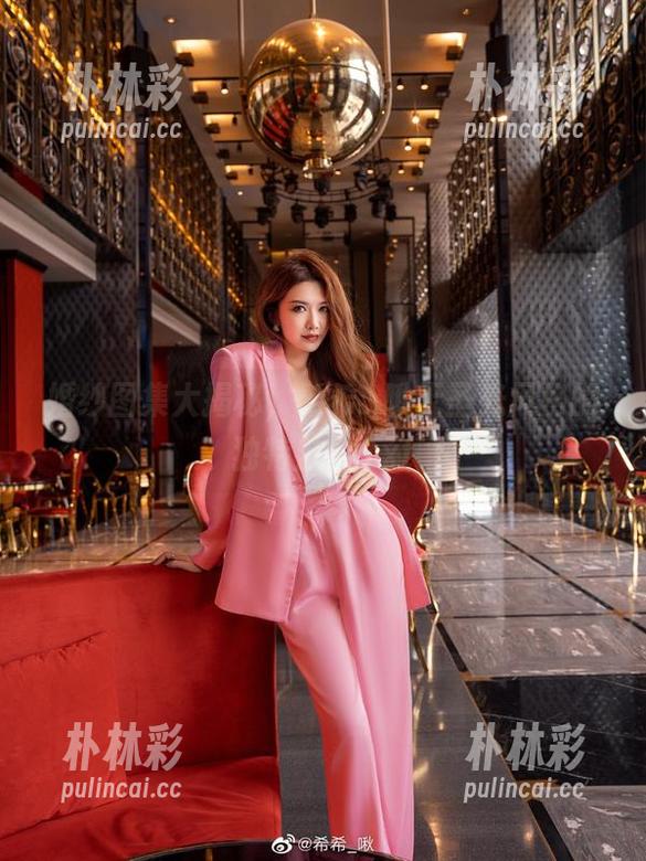 婚纱图集大揭秘，希希_啾无圣光风格的独特魅力.txt