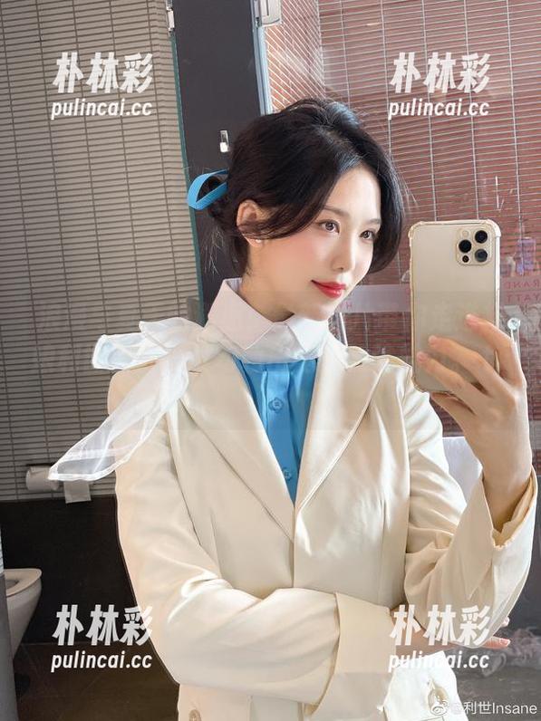 浪漫与夏天的邂逅：最新图片带你走进抖娘利世的世界，勾勒出她的独特魅力。.txt