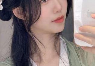 职场潜规则与个性展现：抖娘利世的第一视角cos图册带来深刻启发.txt