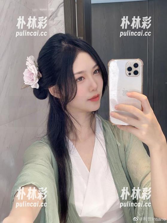职场潜规则与个性展现：抖娘利世的第一视角cos图册带来深刻启发.txt