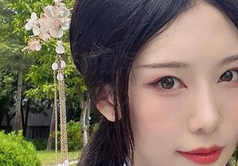 看抖娘利世最新豹纹写真原图，才知道什么叫真正的艺术碰撞！.txt