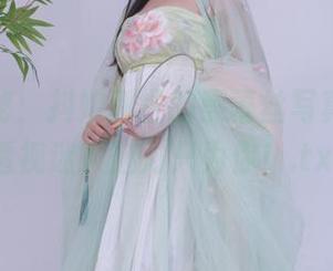 独家揭秘：抖娘利世的黑蕾丝写真套图，透视迷人魅力只为你！.txt