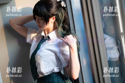 星之迟迟的制服写真图集：在镜头下绽放自我风采.txt