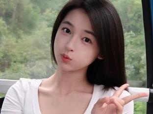 月下摄影 – 感受茜茜的白衬衫魅力，高清美图记录她的每个瞬间.txt