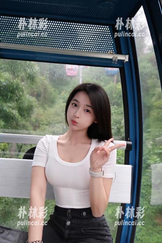 月下摄影 - 感受茜茜的白衬衫魅力，高清美图记录她的每个瞬间.txt