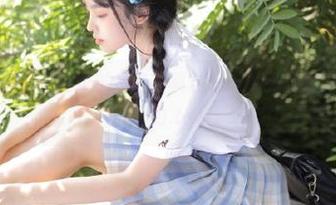 梦丝女神 – 漫游在香萱的白色写真合集：感受时光流转中的纯真魅力.txt