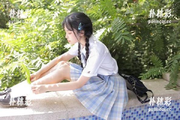 梦丝女神 - 漫游在香萱的白色写真合集：感受时光流转中的纯真魅力.txt