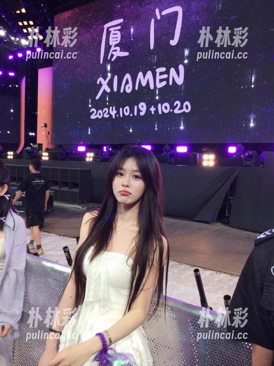 森萝财团 - 小夜全套写真上线！玩味厚黑砕面与黑丝80D踩物，立即下载吧.txt