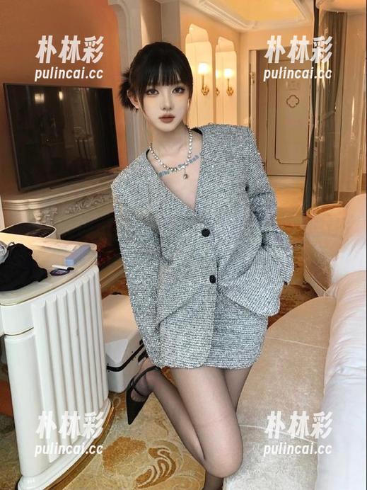 森萝财团倾心之作，灰衣白丝系列美图让你在照片中找到忧郁与美.txt