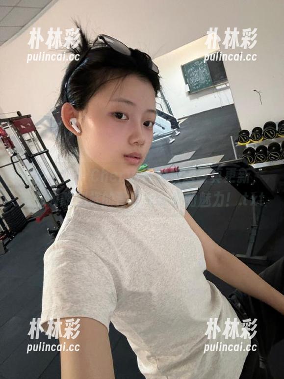 模范学院 - Cheryl青树校园写真更新，带你领略别样的青春与自然的魅力！.txt