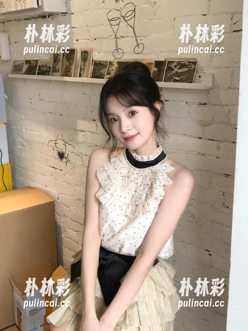 模范学院 - 何嘉颖的泳衣风情：高清图片资源带你感受夏日畅快.txt