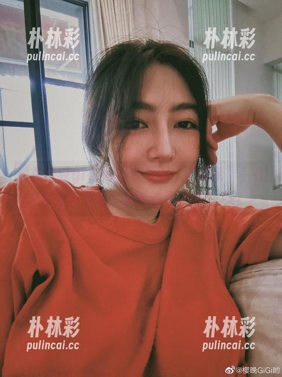 观看樱晚gigi的最新原图“上班前”，在清晨光影里尽享她的无尽魅力.txt