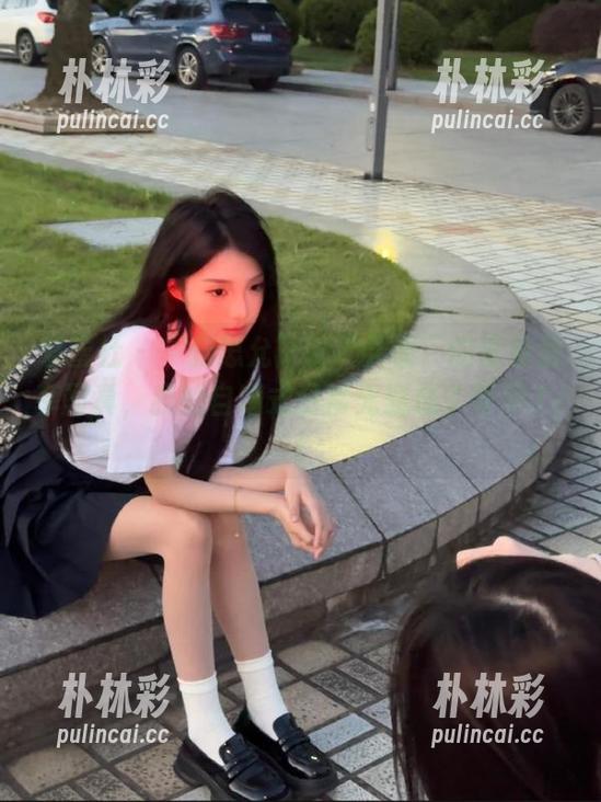 爱蜜社 - “张思允”以“天使”的形象分享写真，我的自嘲式日常无疑成了背景.txt