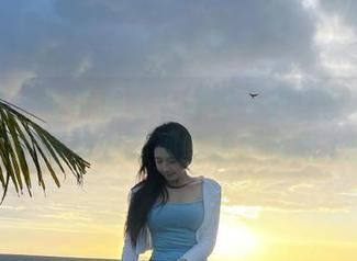 爱蜜社 – 与李李七七喜喜一起感受夏天：私拍图集中的那些绝美瞬间.txt