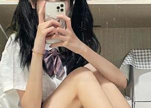 物恋传媒 – Elise散步于绚丽夏日花海，呈现唯美写真与精致美图.txt