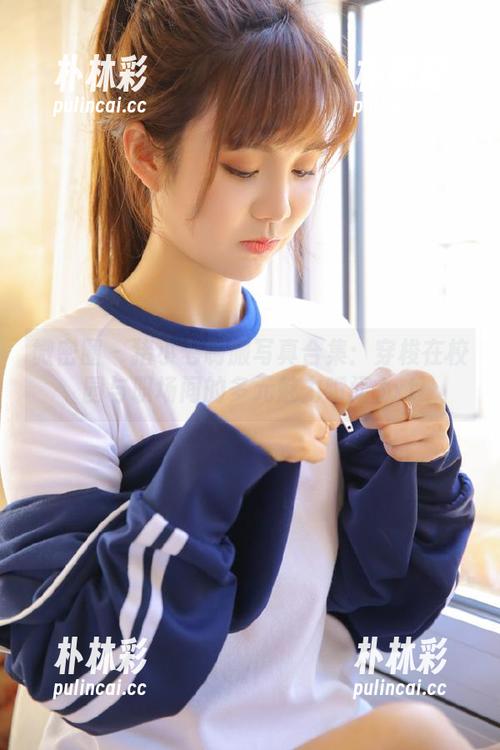 微密圈 - 猪小七制服写真合集：穿梭在校园与职场间的多元魅力瞬间.txt