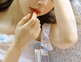 深入白露Bululu的女仆图集：原图全景展示，带你领略她的独特魅力！.txt