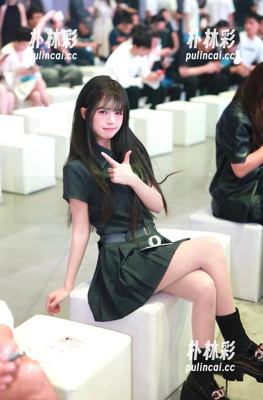 微密圈 - 感受相扑猫的写真集：原图带你欣赏美腿的绝佳姿态.txt