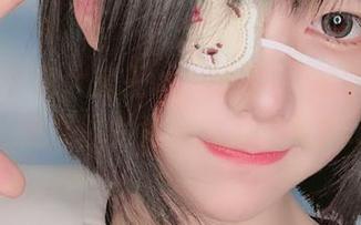 走进“眼酱大魔王w”的黑白COS奇幻世界，感受图片背后的独特故事.txt