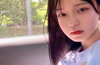 秀人网 – 在线追随KOKO可可的校服写真之旅，原图里的每个瞬间仿佛在诉说经历的心情！.txt
