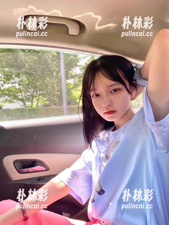 秀人网 - 在线追随KOKO可可的校服写真之旅，原图里的每个瞬间仿佛在诉说经历的心情！.txt