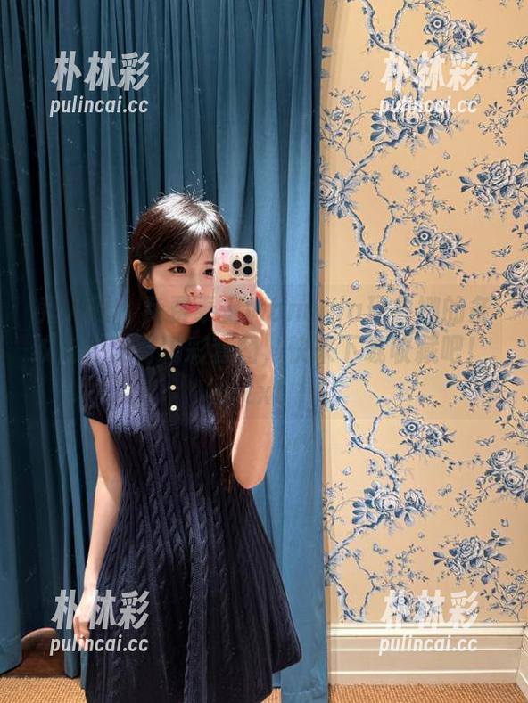 秀人网 - 免费奉上Manuela玛鲁娜的条纹内衣美臀精彩套图，快来下载收藏吧！.txt