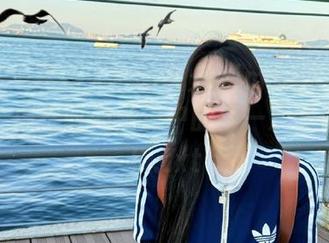 秀人网 – 震撼人心的久久Aimee网袜写真精选，捕捉时尚潮流中的每一次灵感碰撞！.txt