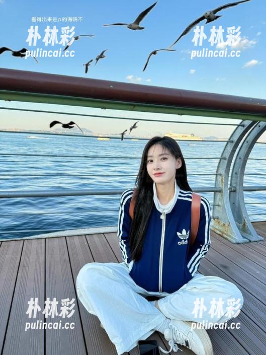 秀人网 - 震撼人心的久久Aimee网袜写真精选，捕捉时尚潮流中的每一次灵感碰撞！.txt