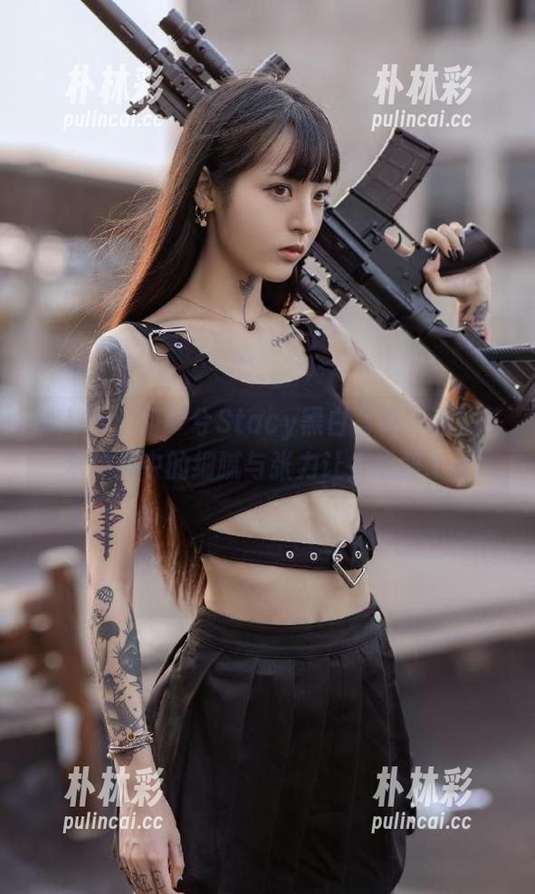 秀人网 - 何梦兮Stacy黑白写真：私拍艺术作品中的细腻与张力让人心醉.txt