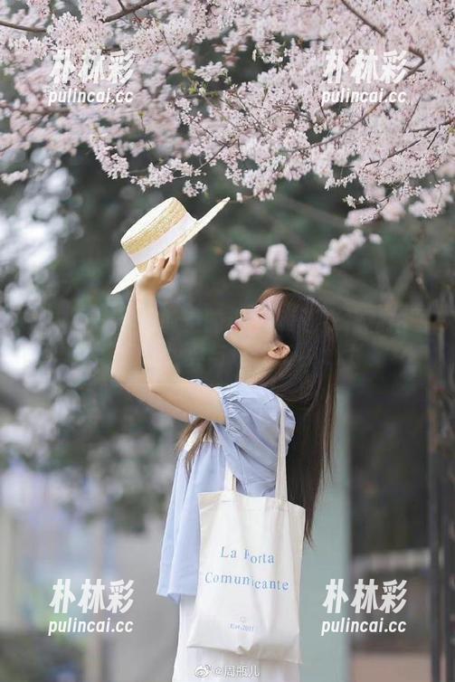秀人网 - 穿梭时空的小Kiki连衣裙私拍图集：让经典与现代交融.txt